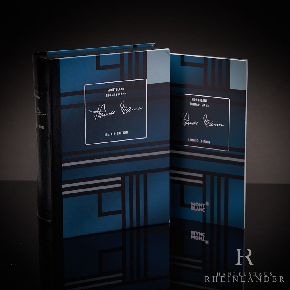 Blaue Buchbox mit zugehörigem Serviceguide stehend vor schwarzem Hintergrund