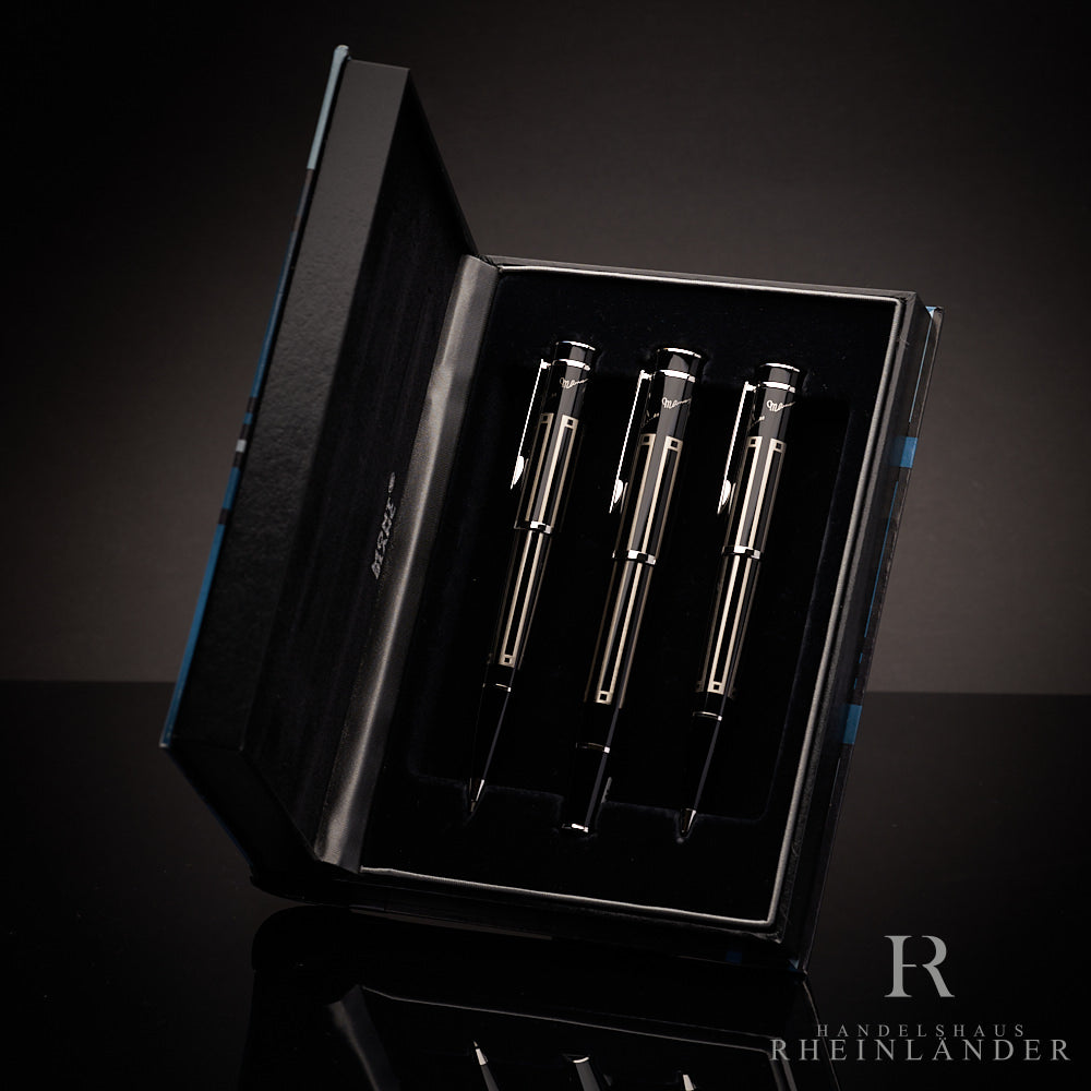 Kugelschreiber, Füllfederhalter und Bleistift liegend in offener Originalverpackung