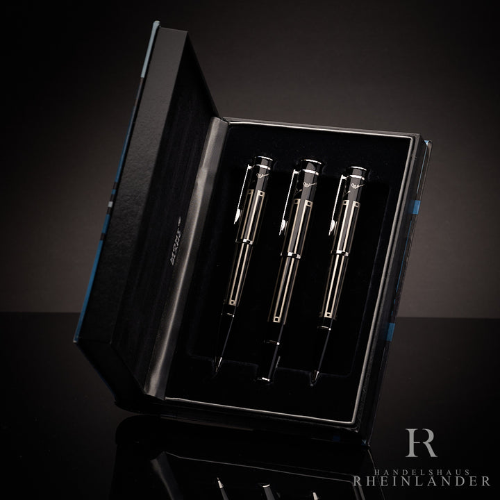 Kugelschreiber, Füllfederhalter und Bleistift liegend in offener Originalverpackung