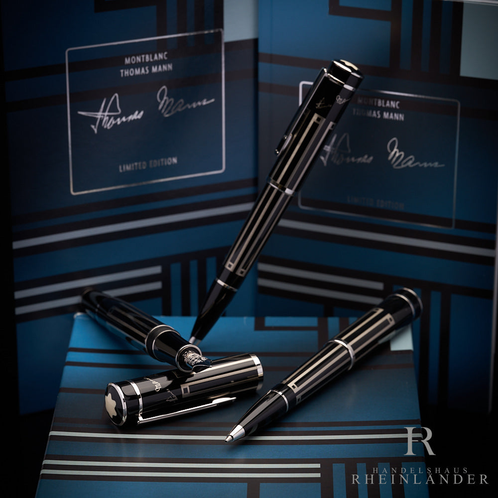 Alle drei schwarz-silbernen Schreibgeräte des Sets auf deren Originalverpackung drapiert