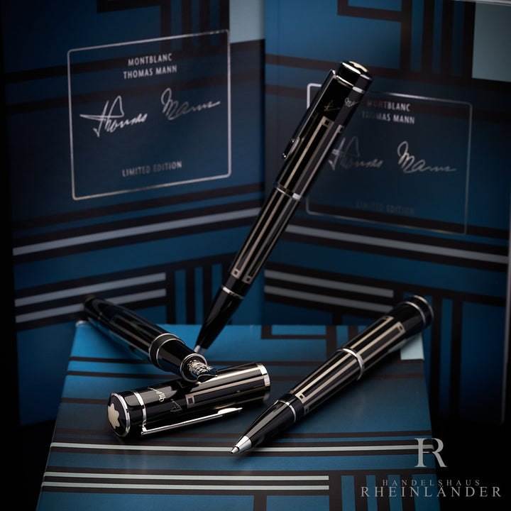 Alle drei schwarz-silbernen Schreibgeräte des Sets auf deren Originalverpackung drapiert