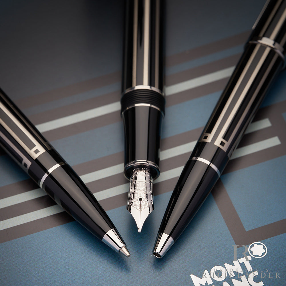 Fokus auf die Schreibspitzen der drei schwarzen Schreibgeräte, die in Pfeilspitzen-Formation auf der Buchbox liegen