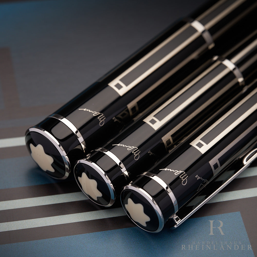 Nahaufnahme vom weißen Montblanc Emblem am Kappenkopf der drei Schreibgeräte