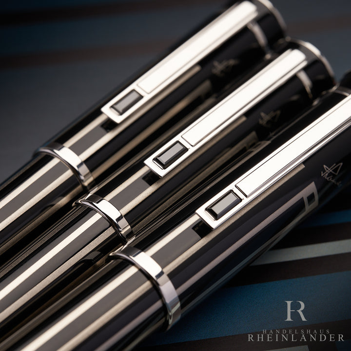 Nahaufnahme des platinierten Clips mit Onyx Steinbesatz der drei Schreibgeräte des Sets